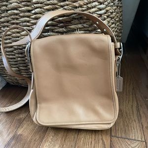 Crossbody bag handle can adjust
